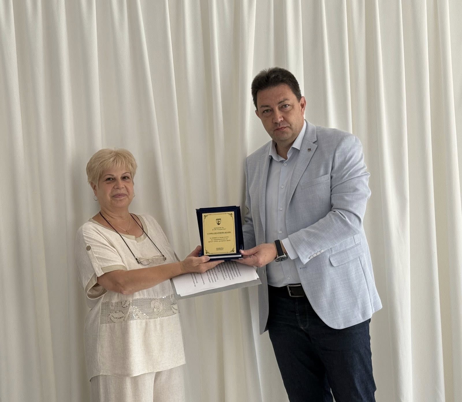 Димитър Бръчков връчва плакет на Стефка Велева в ДГ Снежанка ПетричСнимка: rodnavest.com