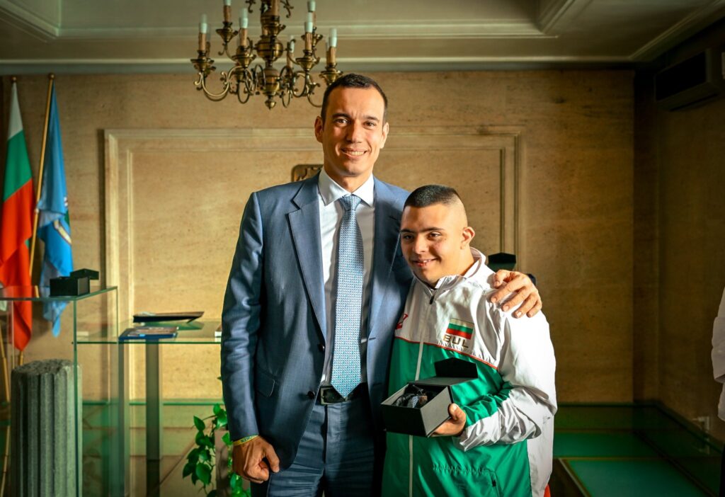 Кметът Васил Терзиев и спортисти със Синдром на Даун на церемония в София