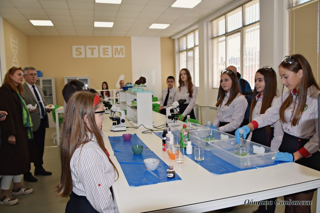 Модерен кабинет по математика и информатика в STEM центъра на Трето ОУ „Христо Ботев“ – Сандански