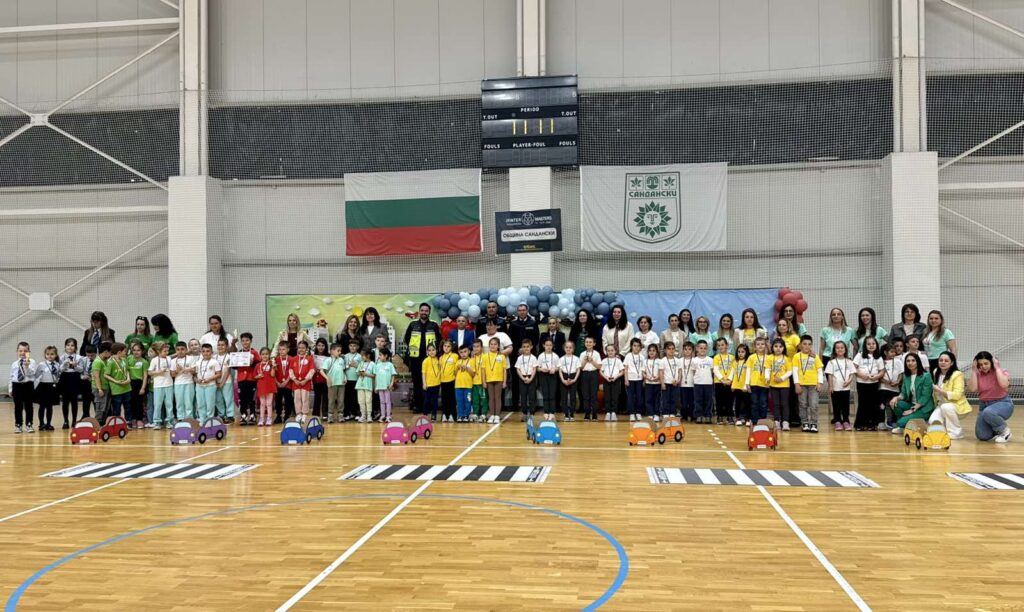 Деца от различни детски градини по време на състезанието „Движи се безопасно“ в Сандански