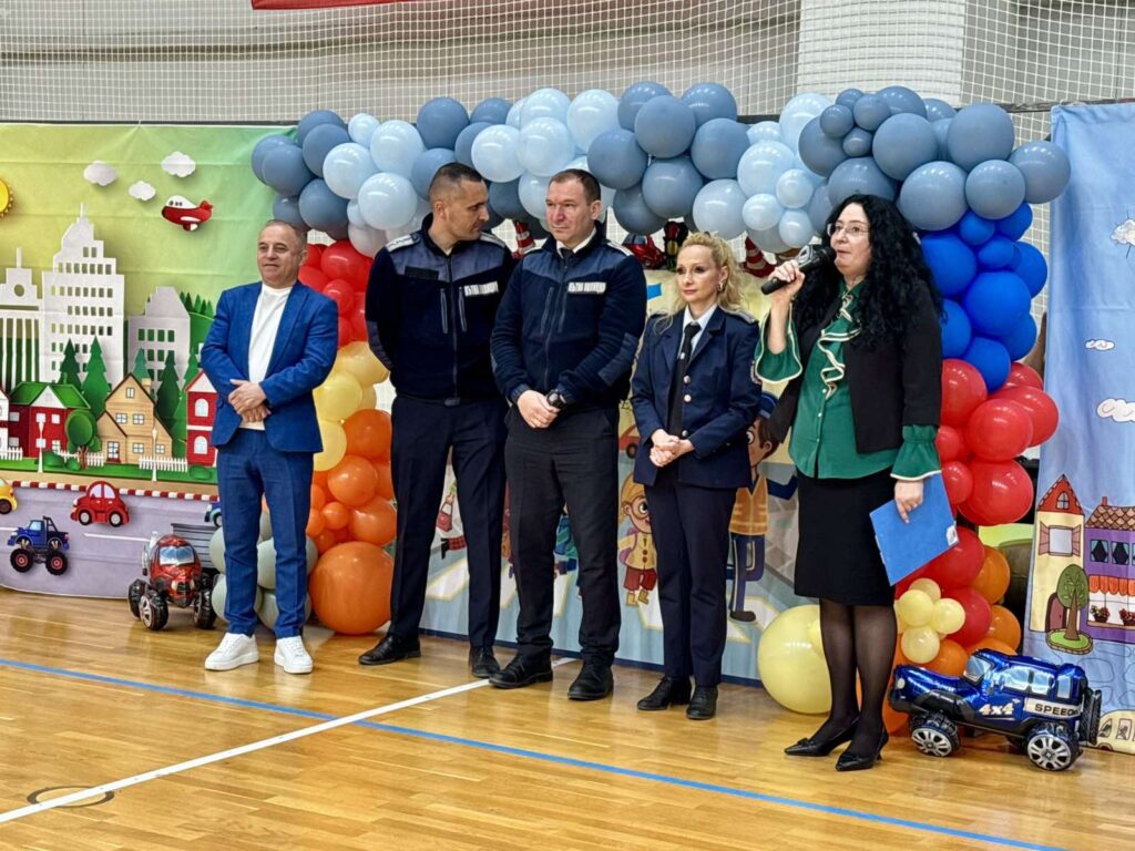 Полицейски служители и кметът Атанас Стоянов участват в състезанието „Движи се безопасно“ заедно с деца в Сандански