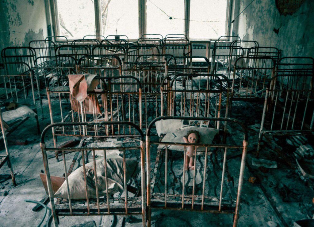 Изоставена детска градина в Припят Чернобил с легла и играчки