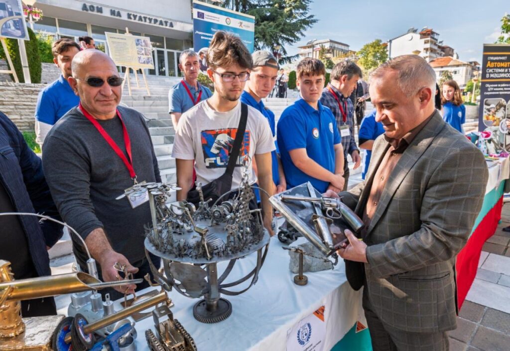 Кметът Атанас Стоянов на изложението на професиите в ПТГ Сандански