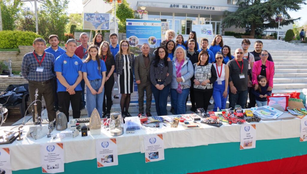 Ученици от ПТГ Сандански по време на изложение на професиите