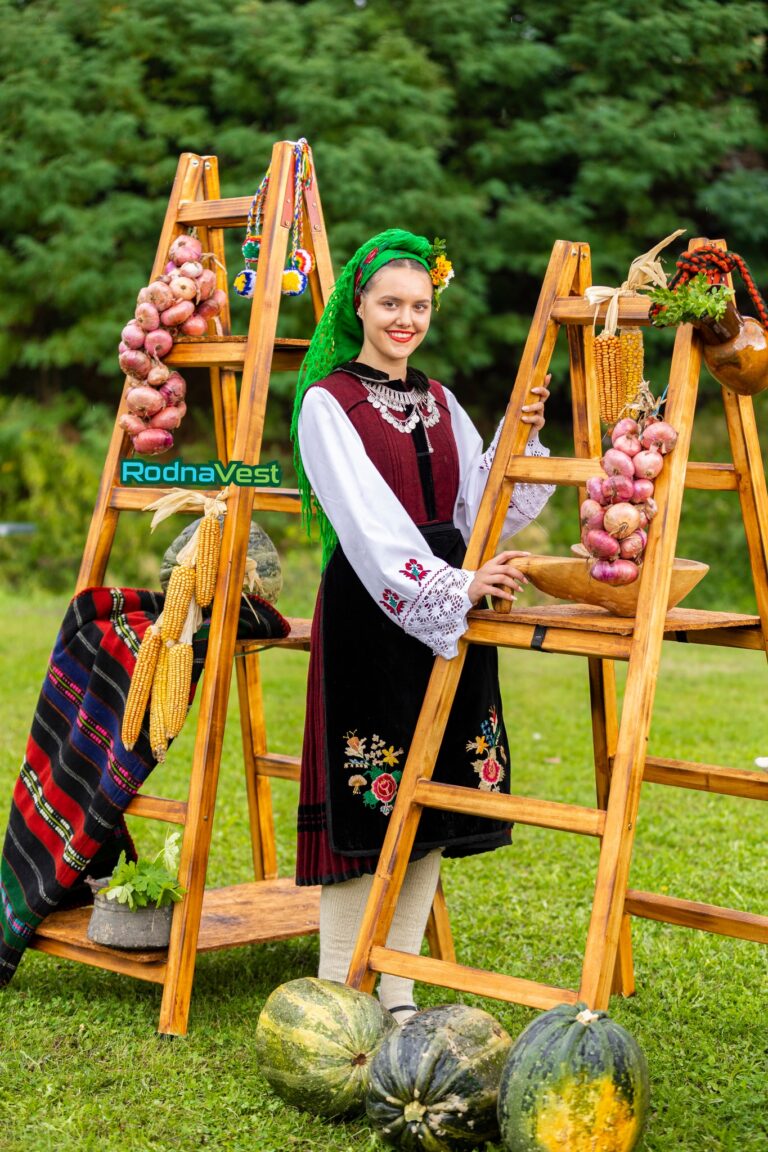 Жена с българска народна носия в Разлог, снимка RodnaVest и NiRa Studio