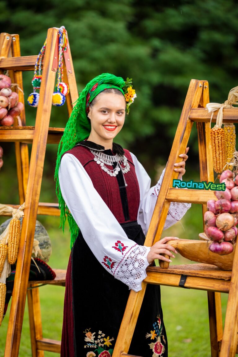 Български фолклор и носии от Разлог, кадър RodnaVest и NiRa Studio