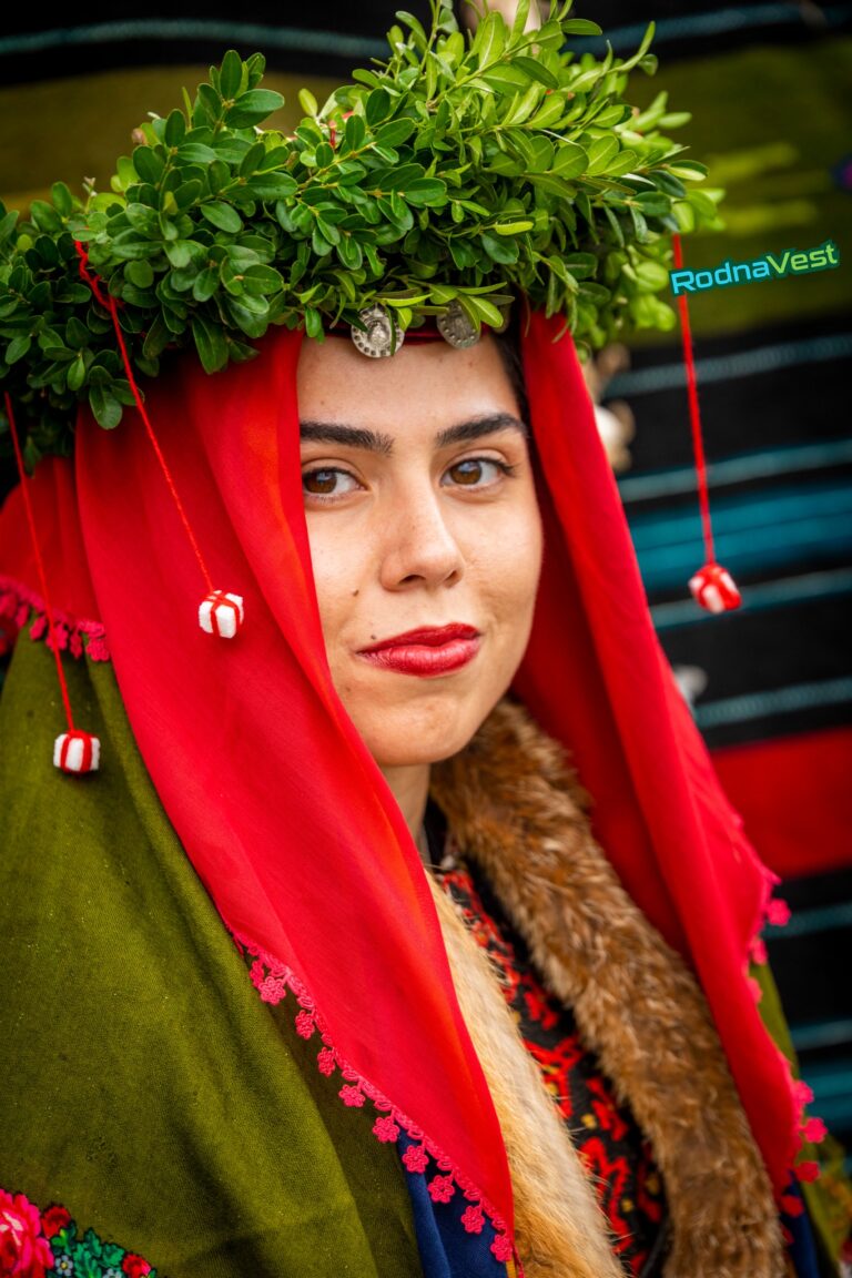 Жена в традиционна българска носия Бачево, снимка RodnaVest и NiRa Studio