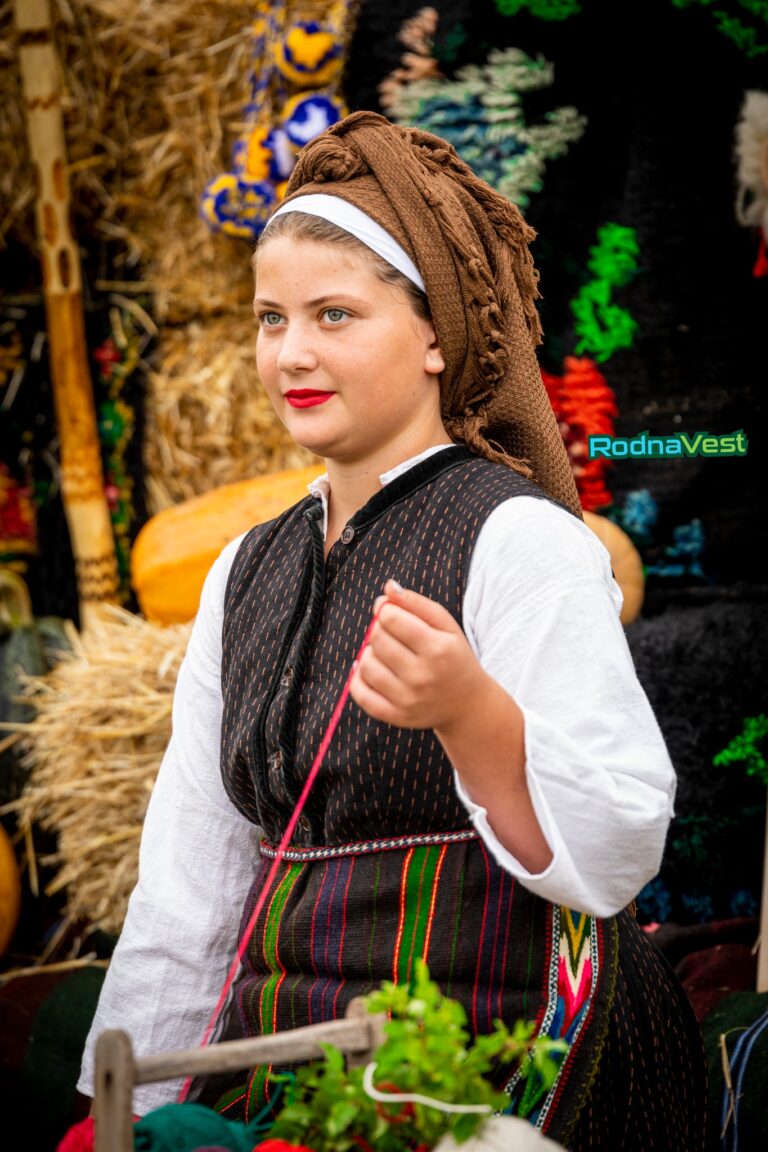 Българска народна носия с венец, снимка RodnaVest и NiRa Studio
