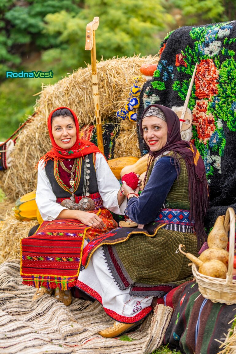 Автентична носия и традиции от Разлог, заснети от RodnaVest и NiRa Studio