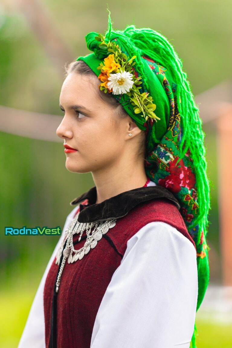Българска жена в носия от Бачево, кадър RodnaVest и NiRa Studio