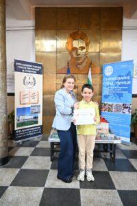 деца от Второ ОУ с грамоти от състезание RodnaVest