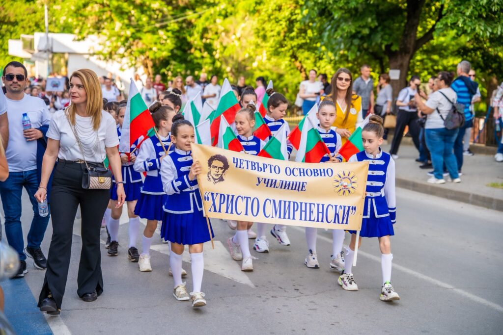 Участници в конкурса „Южни слънца“ в Петрич