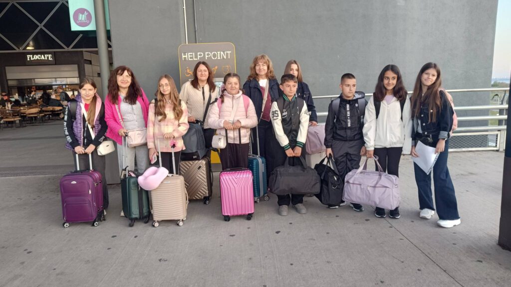 Ученици от Второ ОУ с куфари при заминаване от Молина де Сегура, Испания