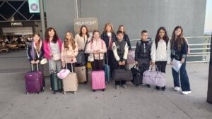 Ученици от Второ ОУ с куфари при заминаване от Молина де Сегура, Испания