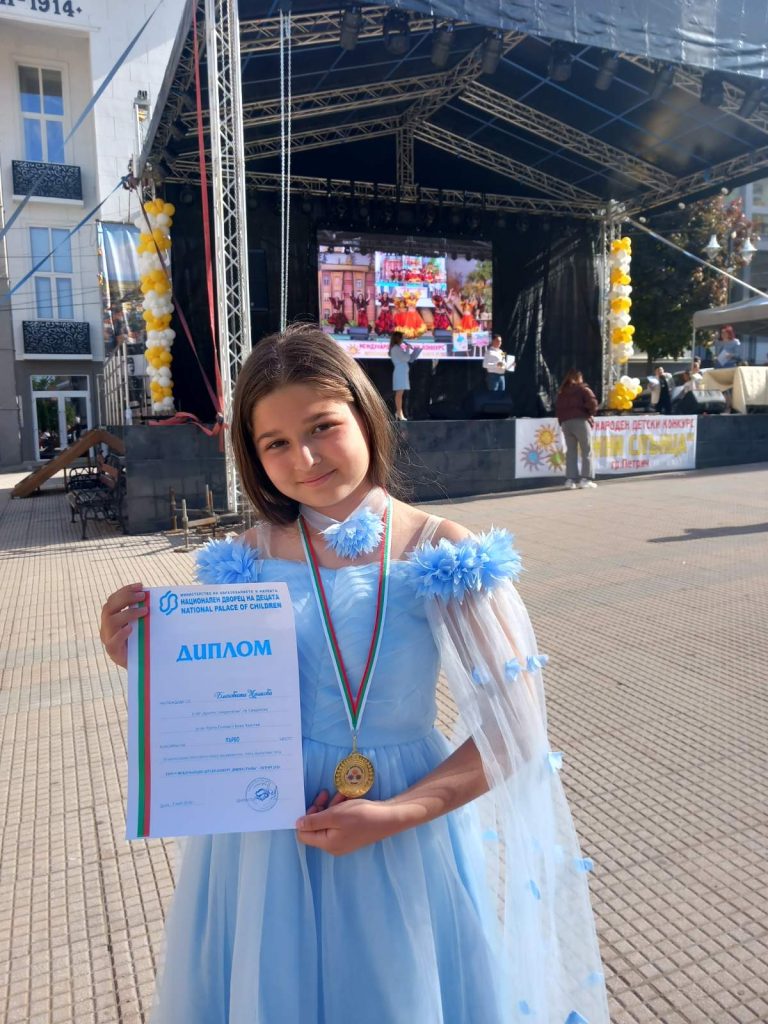 Благовеста Мешкова на сцената на конкурса „Южни слънца“