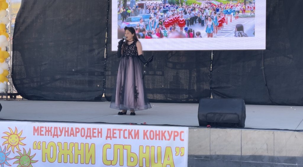 Благовеста Мешкова на сцената на конкурса „Южни слънца“