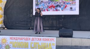 Благовеста Мешкова на сцената на конкурса „Южни слънца“