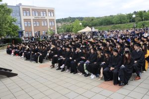 Абсолвенти на Американския университет в България по време на церемонията по дипломиране