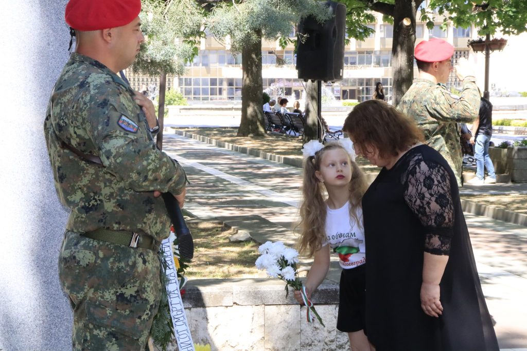 Поднасяне на цветя пред паметника на Георги Измирлиев в Благоевград