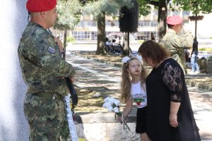 Поднасяне на цветя пред паметника на Георги Измирлиев в Благоевград