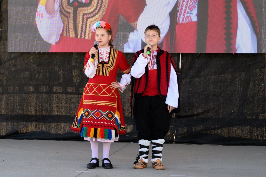 Народно веселие в центъра на Петрич за Гергьовден