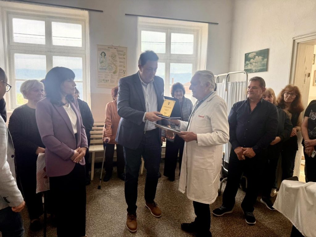 Д-р Кирил Апостолов получава плакет „За граждански принос“ в Петрич