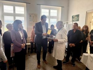 Д-р Кирил Апостолов получава плакет „За граждански принос“ в Петрич