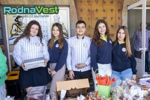 Ученици и родители по време на Празника на шоколада, организиран от Второ ОУ „Христо Смирненски“ в Сандански.