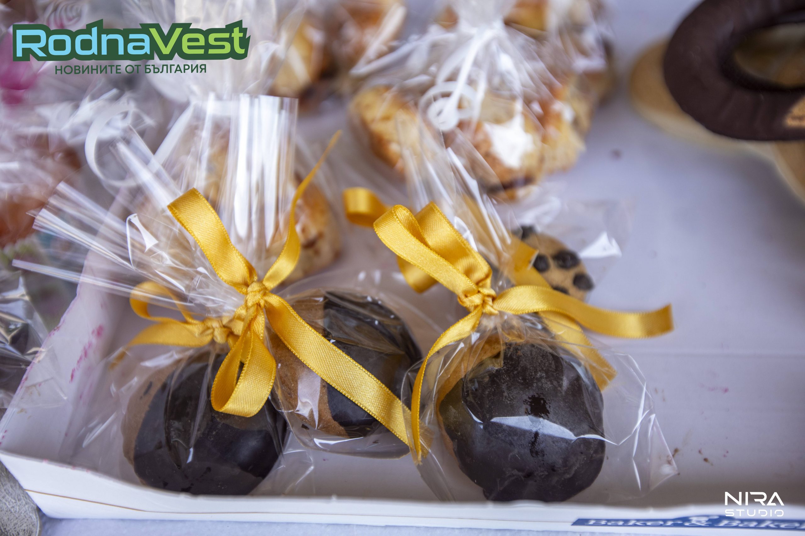 Ученици и родители по време на Празника на шоколада, организиран от Второ ОУ „Христо Смирненски“ в Сандански.
