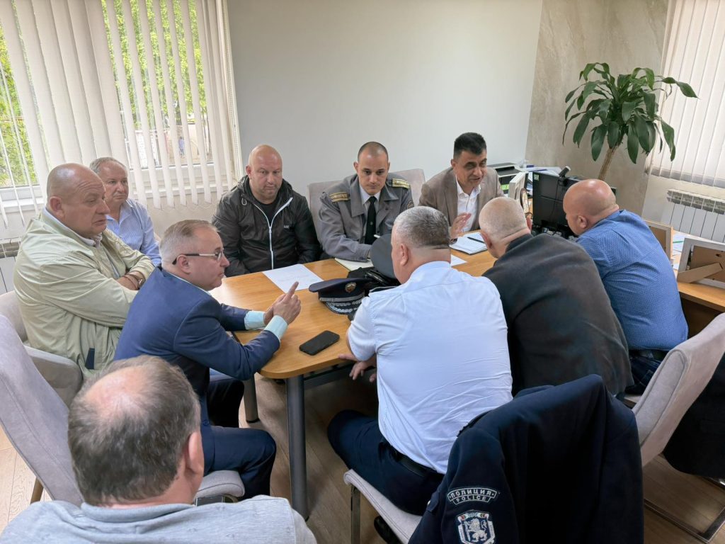 Работна среща между Община Сандански, полицията и пожарната за безопасността и обществения ред в града.