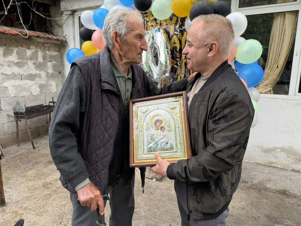 Кметът на община Сандански Атанас Стоянов поздравява Кирил Георгиев Стоянов по повод неговия 100-годишен юбилей.