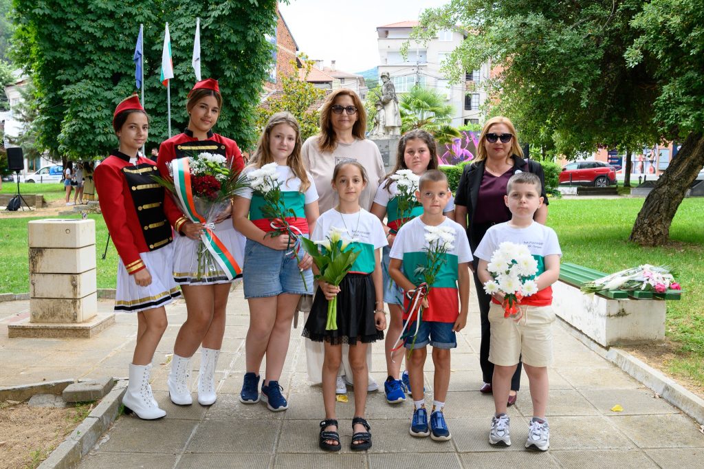 Поднасяне на венци и цветя пред паметник в Петрич по повод Деня на Ботев