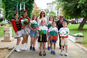 Поднасяне на венци и цветя пред паметник в Петрич по повод Деня на Ботев