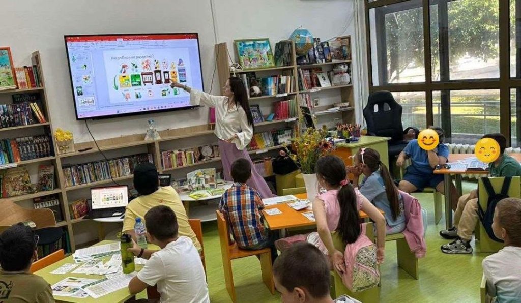Деца участват в образователно занятие за разделно събиране на отпадъците в Регионална библиотека „Димитър Талев“ в Благоевград