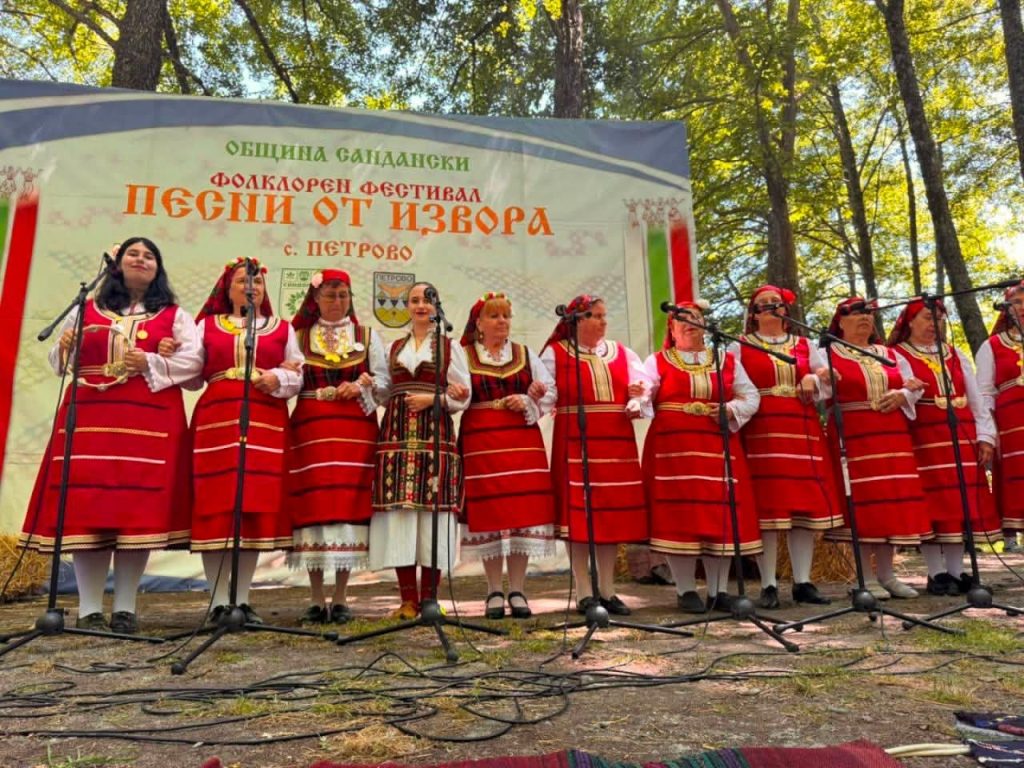 Участници във фестивала „Песни от извора“ край село Петрово