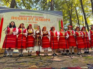Участници във фестивала „Песни от извора“ край село Петрово