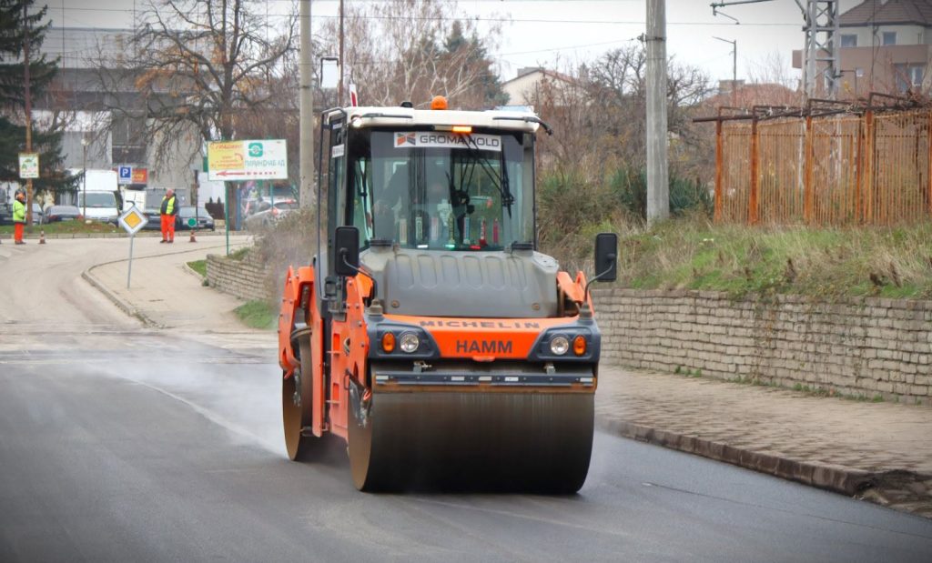 Ремонт на пътната настилка по улица в Благоевград