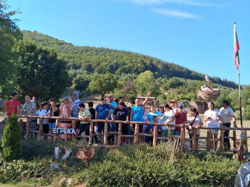 Потребители на социални услуги на почивка в село Дрен